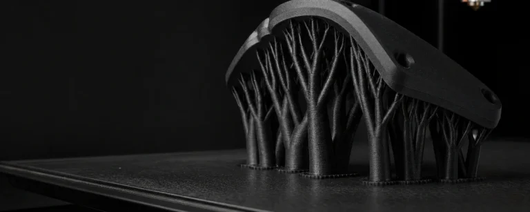 3D odštampan deo sa vidljivim tree osloncima na platformi štampača