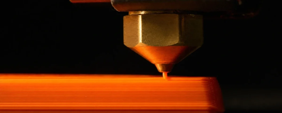 Printer nozzle depozituje filament sloj po sloj - vizualni prikaz FDM i FFF štampanja