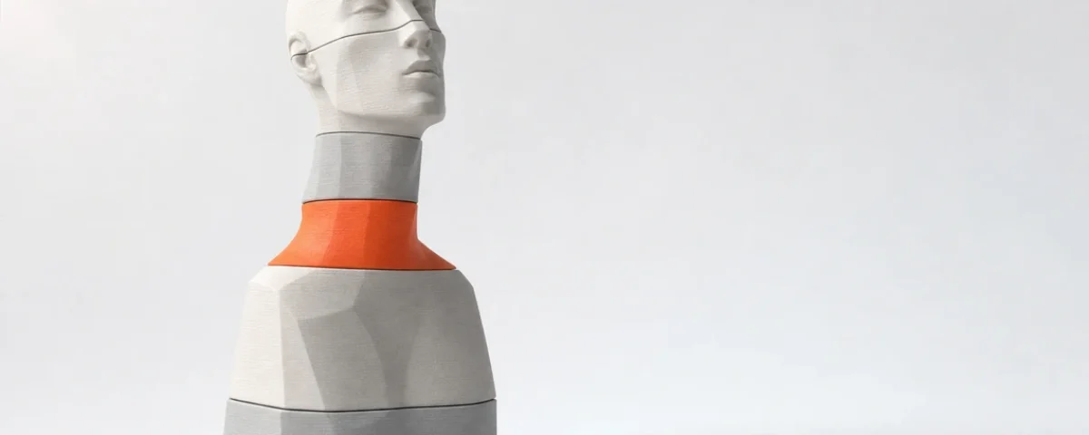 Veliki 3D print, bista sastavljena od spojenih štampanih segmenata sa jednim narandžastim delom