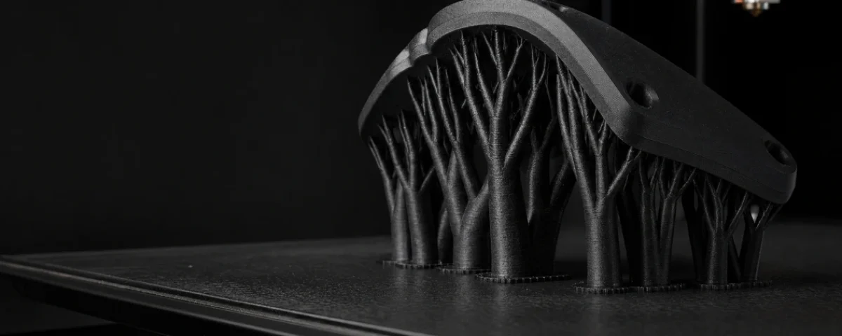 3D odštampan deo sa vidljivim tree osloncima na platformi štampača