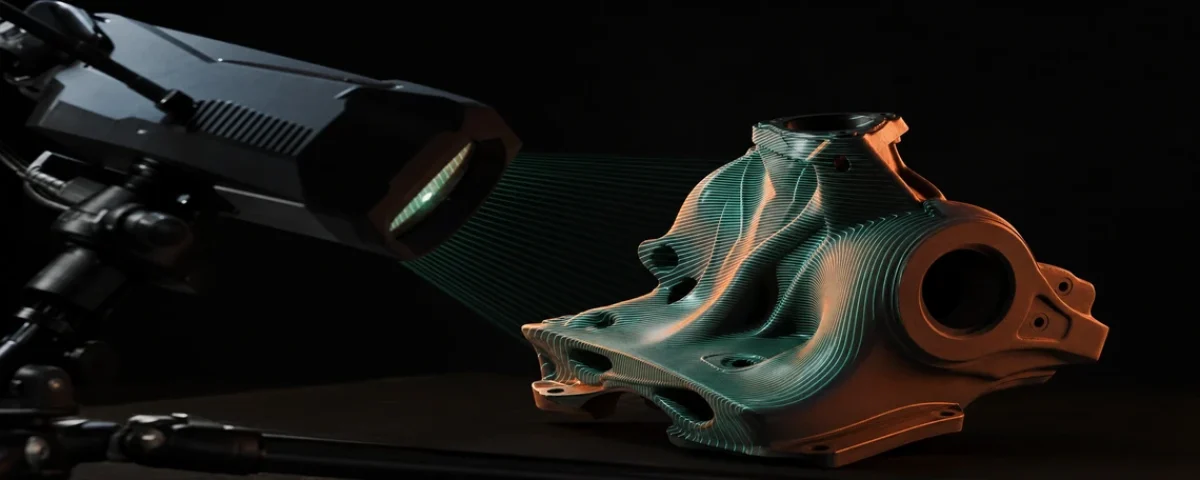 Profesionalni 3D skener projektuje šablone svetlosti na mehanički deo u tamnom studiju